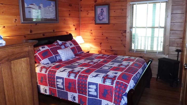 Спална соба 1 со брачен кревет (широк 180-179 см)