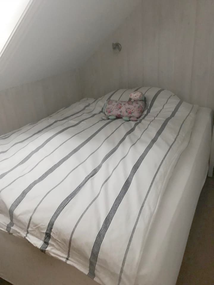 Ზემოთ 2. საძინებელი, ზომა 150 სმ