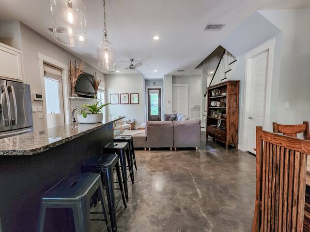 Best Price Near Barton Springs! gallery image 5