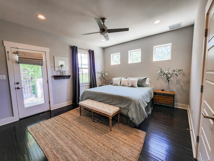 Голяма родителска спалня с двойно легло, двойни гардероби и уникална баня.