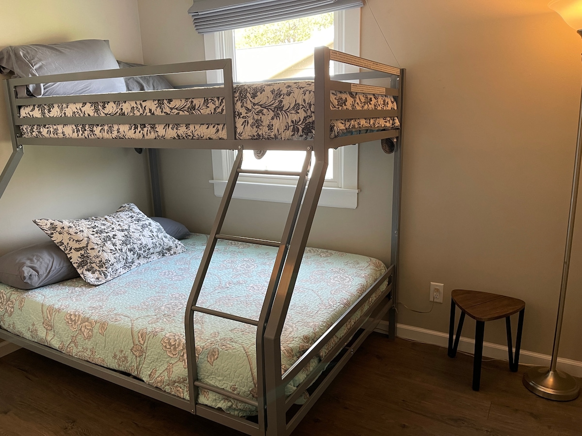 Dhoma e gjumit e mesme në Njësinë Perëndimore. Ky është një krevat i plotë në pjesën e poshtme dhe një binjak në pjesën e sipërme. Idealisht krevati i sipërm do të ishte për një fëmijë me madhësi më të vogël. :-)