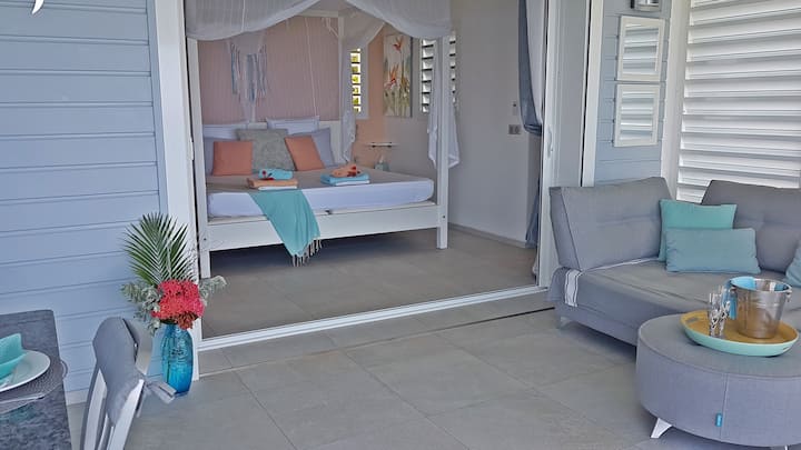 Le lit king size 200 x 200 de la Blue Moon Villa, à l'ambiance suite nuptiale, 
est l'une des quatre villas en 
bord de mer proposée par 
*Blue Haven Villas Guadeloupe*