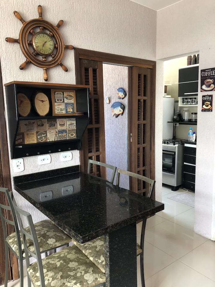 WOHNZIMMER mit 4K 55’Smart-TV, Marmortisch mit 04 Stühlen, Puff, Einzelschlafsofa (gekauft im Januar 2022) , Schränken, zusätzlichen Kissen, 01 Deckenventilatoren und 01 zusätzliche Tischventilatoren. Breites Fenster mit Jalousie mit Lufteingang.