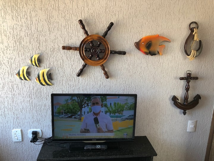 SCHLAFZIMMER 1 - Seitenansicht auf das Meer, Smart-TV 32’, Netflix, kleines Zimmer, Doppelbett (erworben im Januar 2022), 02 Kissen pro Person, Holzschrank, Marmor-Arbeitsplatte und Deckenventilator, zusätzlicher Tischventilator.