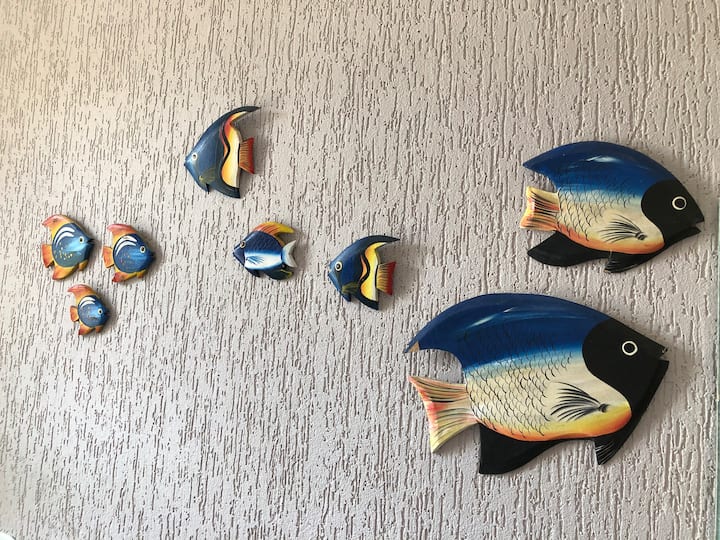 SCHLAFZIMMER 2 - Doppelbett (erworben im Januar 2022), Jalousie mit Belüftung, 02 Kissen pro Person, offene Schränke, Deckenventilator und zusätzlicher Tischventilator. (kleiner Raum mit wenig Umlaufraum).