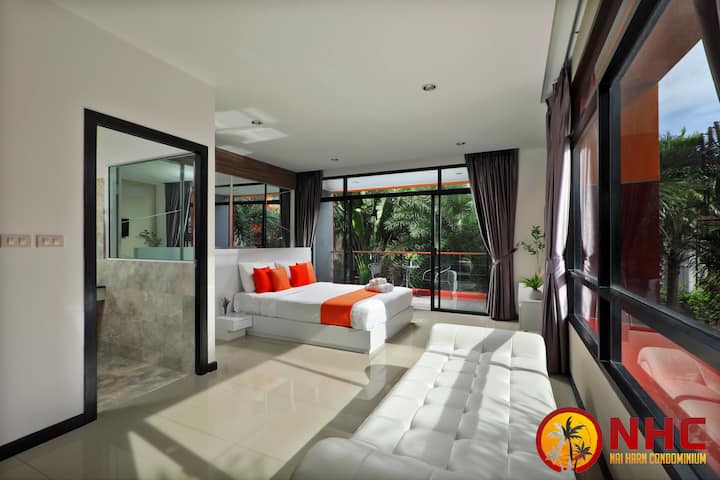 חדר שינה ראשי מואר • מיטת קווין סייז + Wi-Fi מהיר