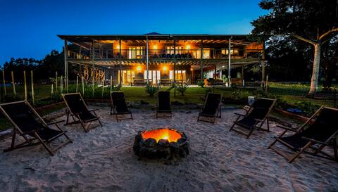 Tranquilo Beach House, 6 BD, 7BA, pool, oceanfront