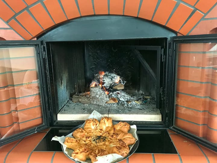 Comida e historias hermosas, en la sala de la chimenea, el lugar de encuentro para toda la gente encantadora