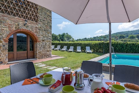 Relax among Tuscan vineyards with private pool