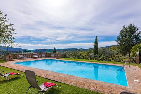 Farmhouse in Tuscany with  pool and great views