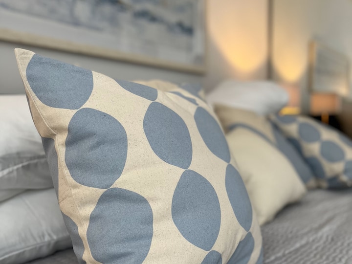 Unwind in the serene master bedroom, complete with a plush king-sized bed, sleek mirrored closet, private ensuite, and in-suite washer and dryer. It's the perfect blend of luxury, comfort, and convenience—your ideal retreat awaits. 
ONLINE REVIEWS!