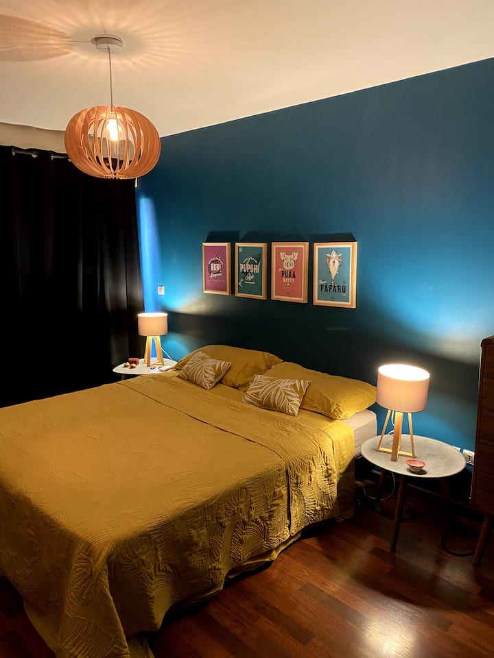 Მთავარი საძინებელი, დიდი ზომის საწოლი, დაფნის ფანჯარა, რომელიც გადაჰყურებს დაცულ სივრცეს ((მე-2 სართული) უკანა ტერასაზე. კონდიციონერი.