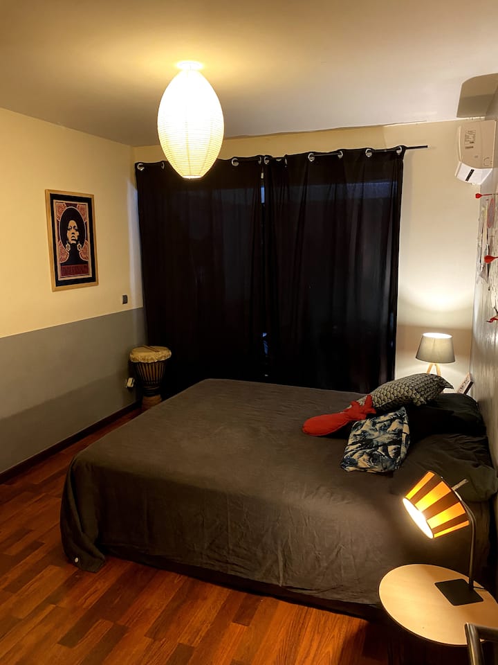 Საძინებელი 2, დიდი ზომის საწოლი, კონდიციონერი, რომელიც დაკავშირებულია საძინებელთან 3.