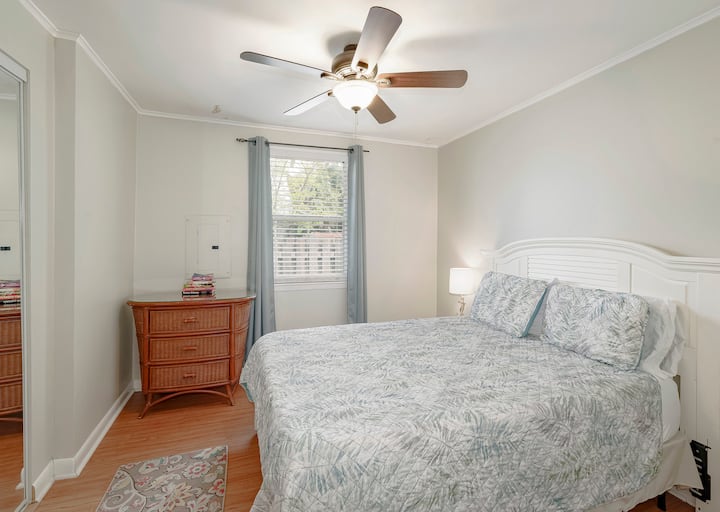 Bedroom 1, queen bed