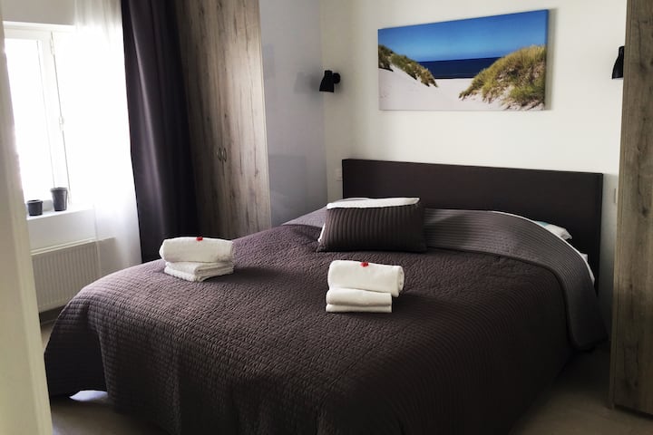 Masterbedroom: Boxspring Sleepy 180x200. Postele sú vyrobené a uteráky sú k dispozícii.
Postele sú vyrobené a uteráky sú k dispozícii.