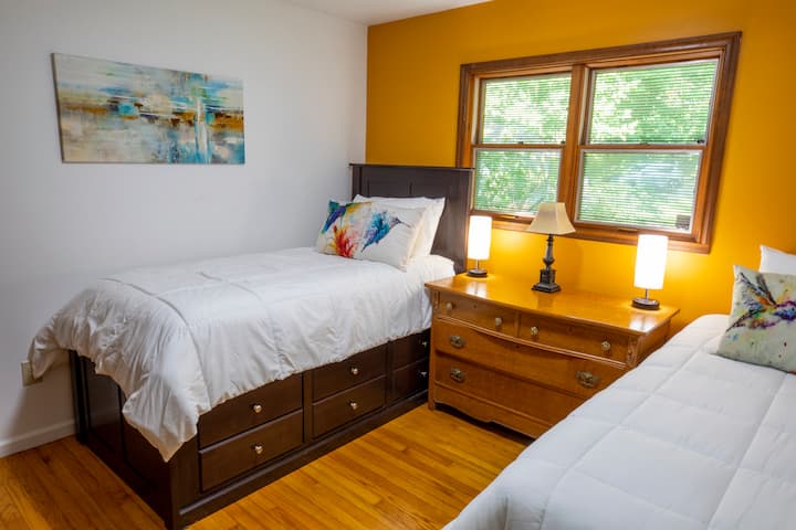 Dos camas individuales con muchos cajones