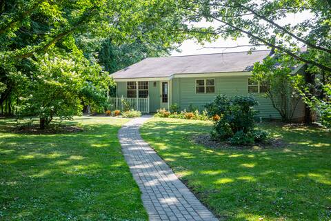 Stunning mountain view, sunroom, hot tub, private