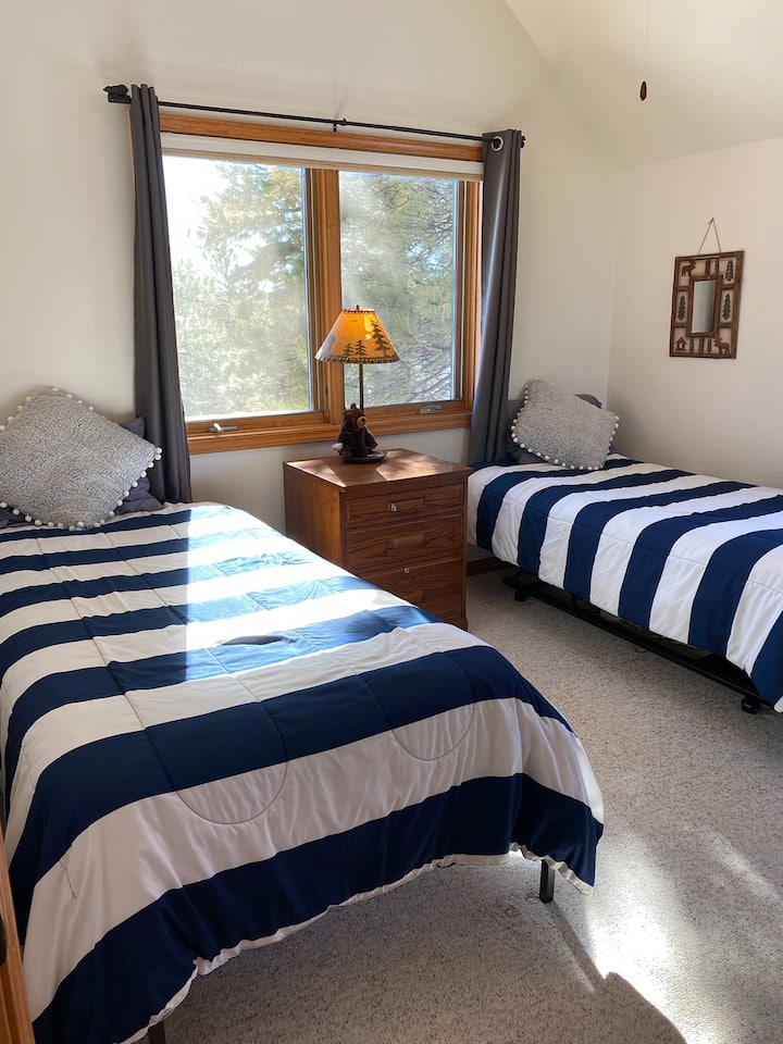 Dormitorio en el tercer piso con dos camas individuales