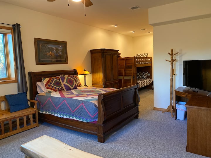 Suite en planta baja con cama tamaño queen y TV