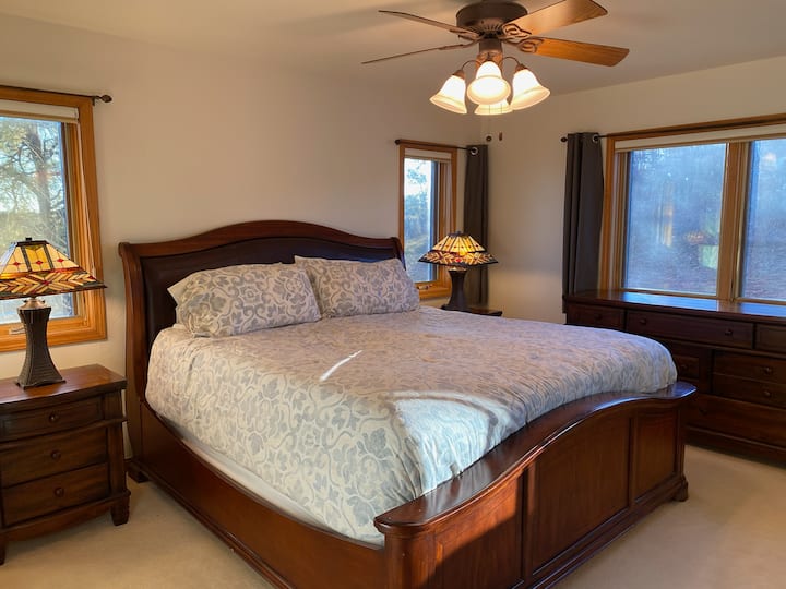 Dormitorio principal con cama tamaño king y baño privado.