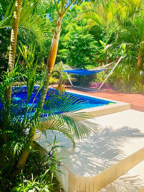 1 Bedroom Cottage, Lovely Garden and Pool by Beach