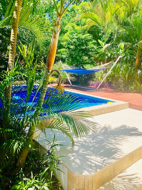 1 Bedroom Cottage, Lovely Garden and Pool by Beach