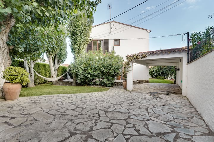 Casa amplia.Gran luminosidad.Jardin