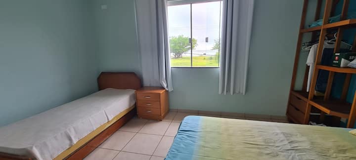 spavaća soba s bračnim krevetom i dvokrevetnim krevetom s pogledom na more.