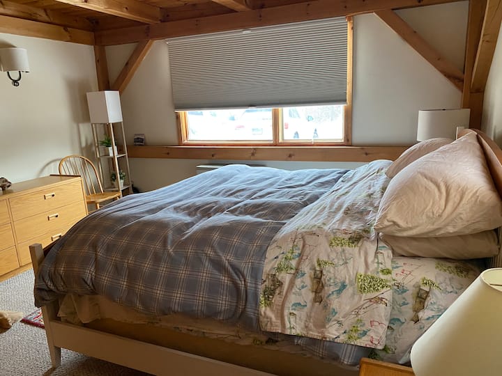 Heavenly King sized bed with LLBean flannels,  Cuddledown pillows, pillow-tow mattress. You won't want to get out of bed...until you see the ski report! Private, full bath behind photographer. Large double-door closet and double dresser as well. 