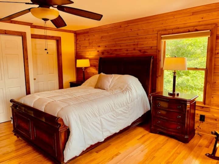 Dormitorio principal con cama tamaño queen.