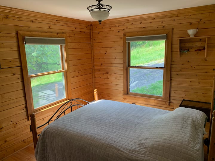 Tercer dormitorio con cama tamaño queen.