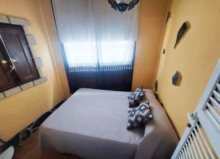 Ova se spavaća soba nalazi unutar glavne spavaće sobe, odvojena vratima  i dijeli privatnu kupaonicu za 4 osobe, što je idealno  za jednu obitelj s djecom.