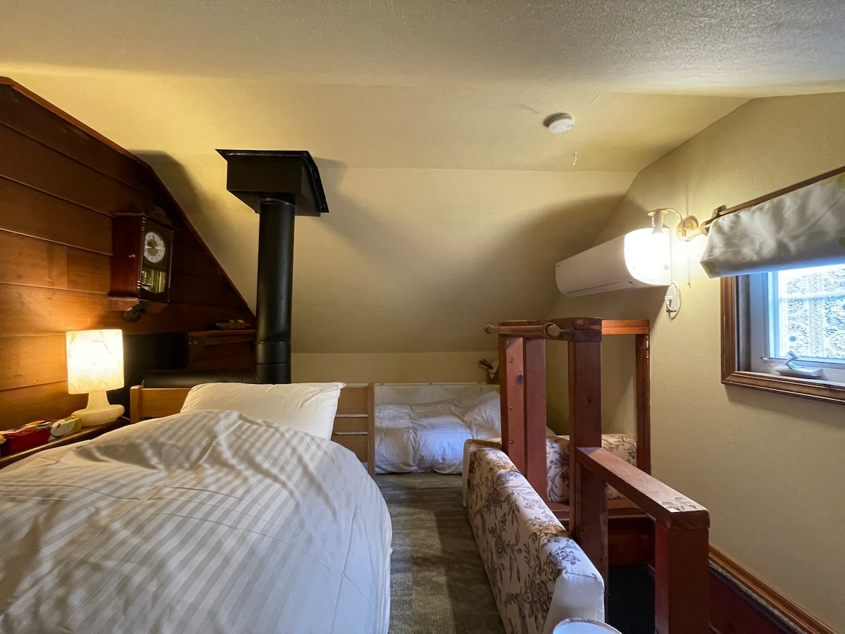 （仅限9位以上房客入住） Admin Attic
2张单人床
