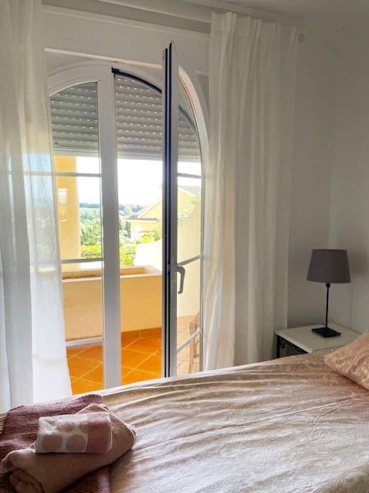 Seconda camera da letto con terrazzino e vista mare