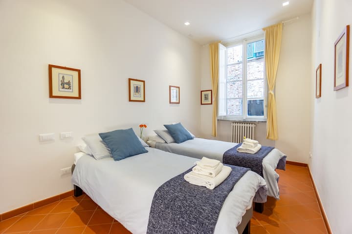 El segundo dormitorio tiene dos camas individuales que se pueden convertir en una cama tamaño queen, y también cuenta con un baño privado.