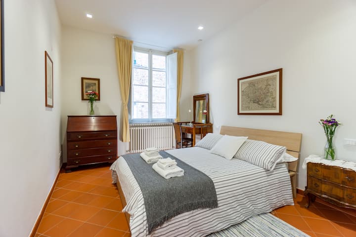 Dormitorio principal con tocador y vistas a la ciudad.