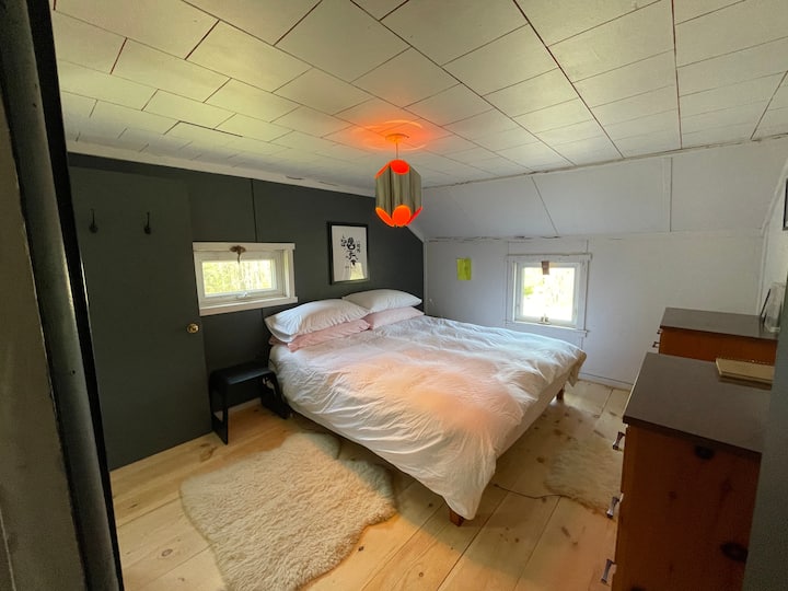 Spálňa s manželskou posteľou King a kúpeľňou s umývadlom 