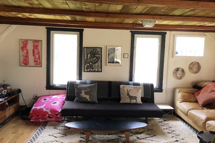 Rozkladacia pohovka v otvorenej obývacej izbe/jedálni/kuchyni