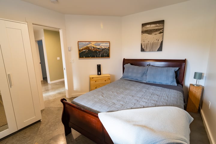 Located on the first floor, this bedroom has a new queen bed with a wardrobe to store your luggage in.  With views of the mountains right from your bed.