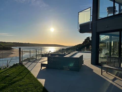 NEW Spectacular beachfront luxury house.