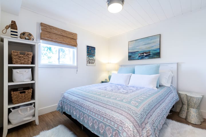Main floor bedroom w/Queen bed