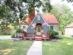 Cottage+in+Topeka+%C2%B7+%E2%98%854.93+%C2%B7+4+bedrooms+%C2%B7+4+beds+%C2%B7+2+baths