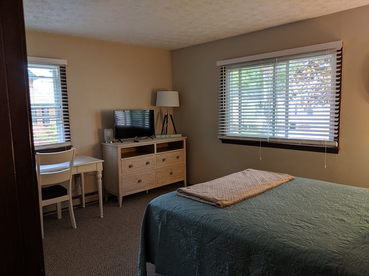 Varje sovrum på nedervåningen har 1 dubbelsäng, skrivbord och stol, garderob och smart-TV