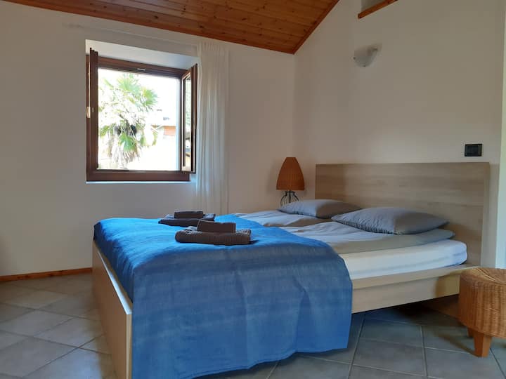 Chambre à l'étage supérieur appartement La Nicchia Vercana Comersee