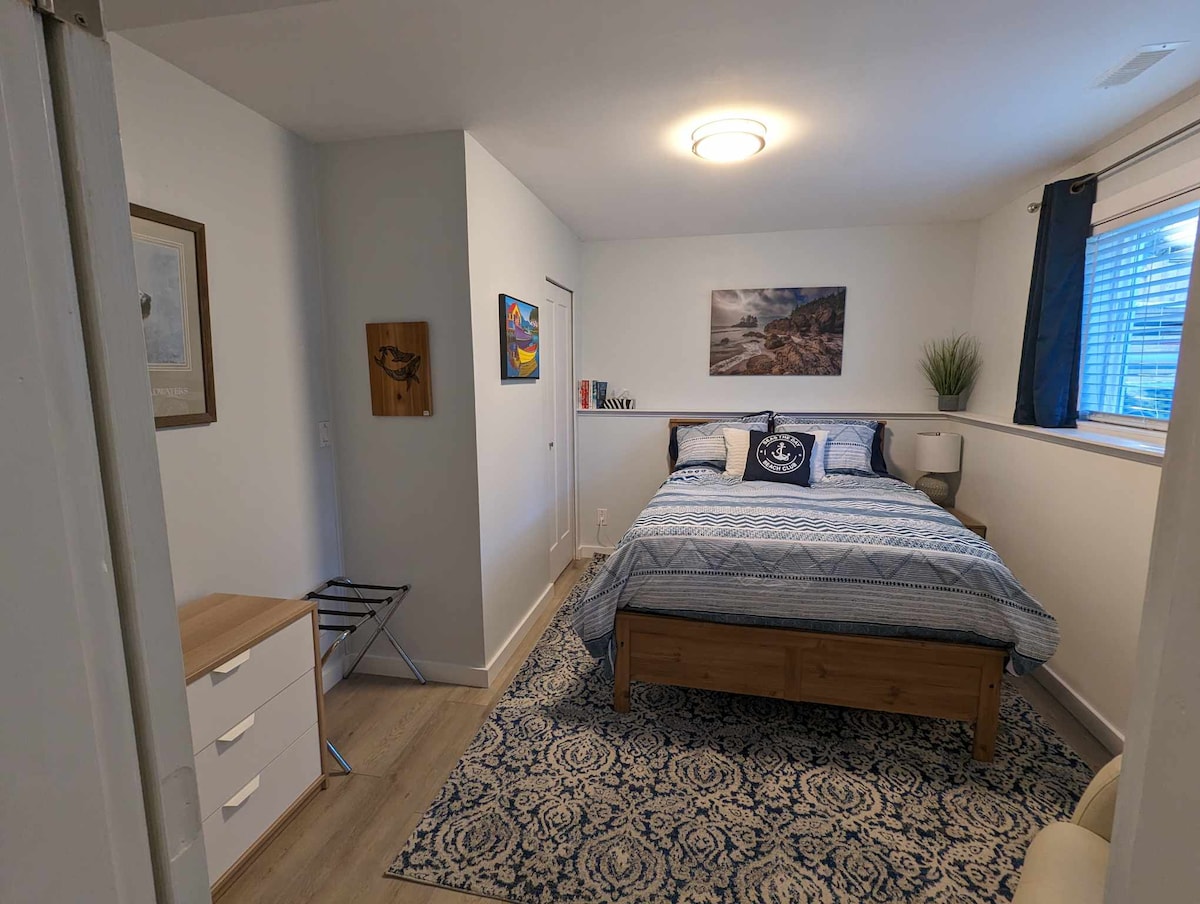 第二间卧室配有双人床。