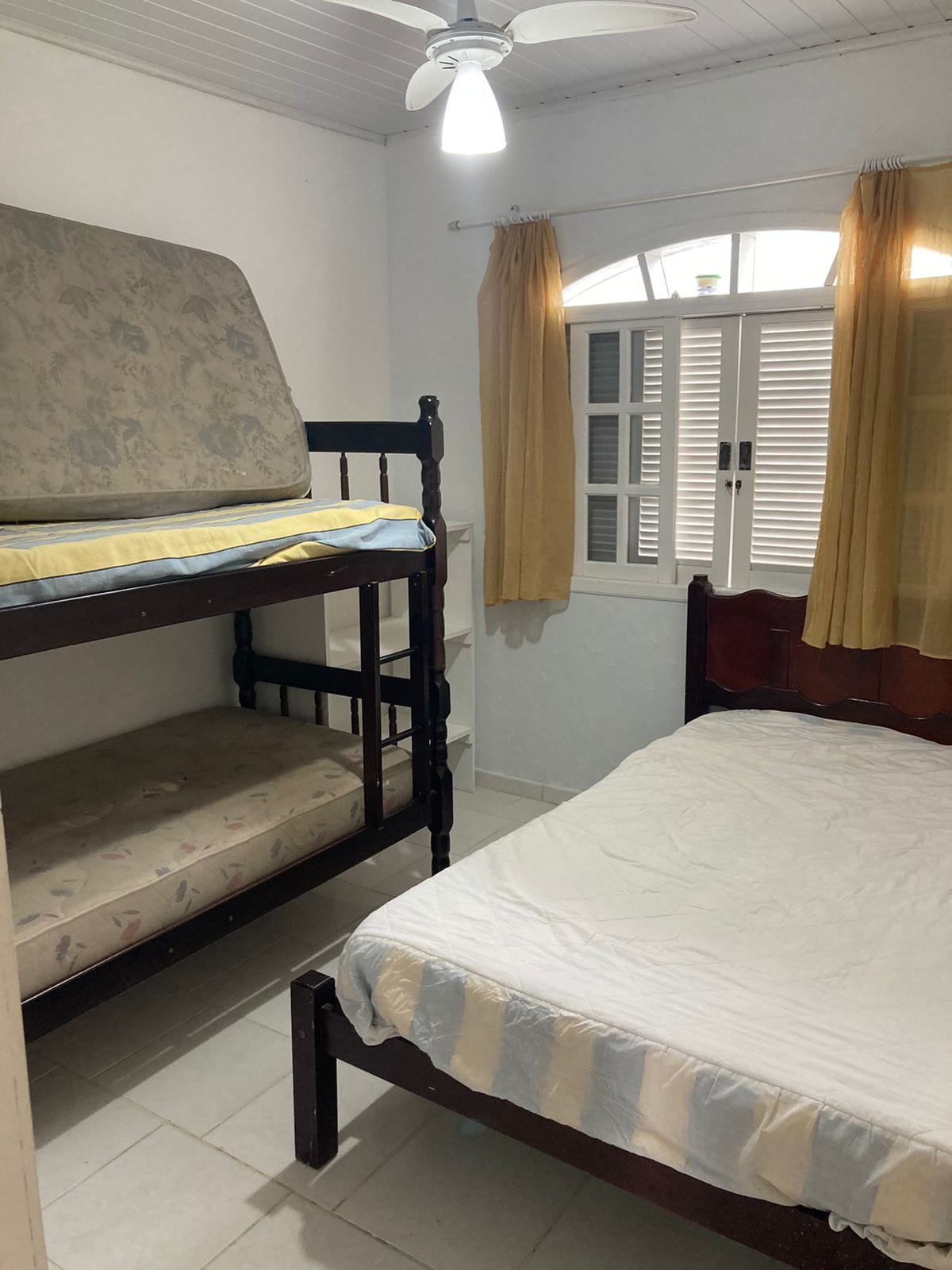 СПАЛНЯ 2 ДВОЙНИ ЛЕГЛА И ДВУЕТАЖНИ ЛЕГЛА 