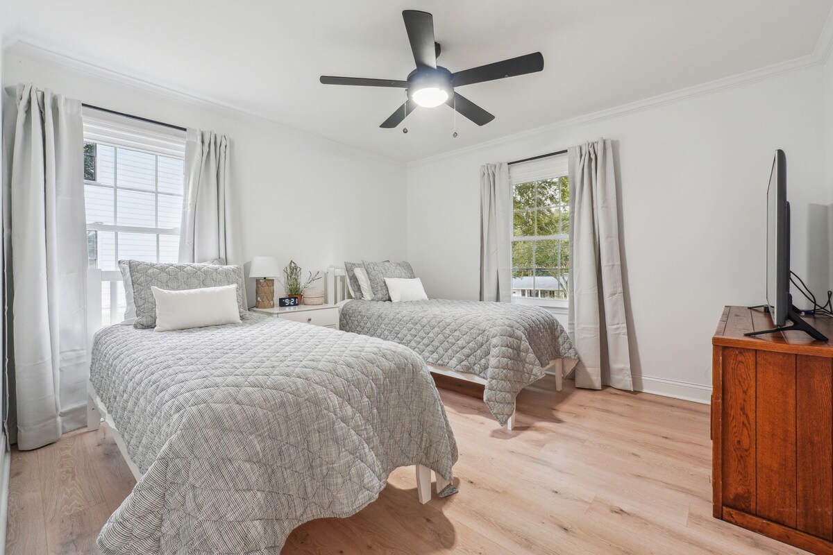 تلفزيون مع صندوق تلفزيون أبل متضمن في هذه الغرفة. خزانة مع مساحة لتعليق الملابس وخزانة ملابس.