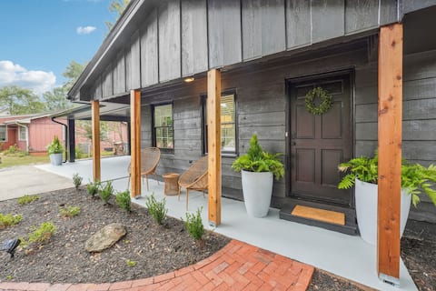 3BR Walk to DT ‑ Fire Pit & Games Retreat