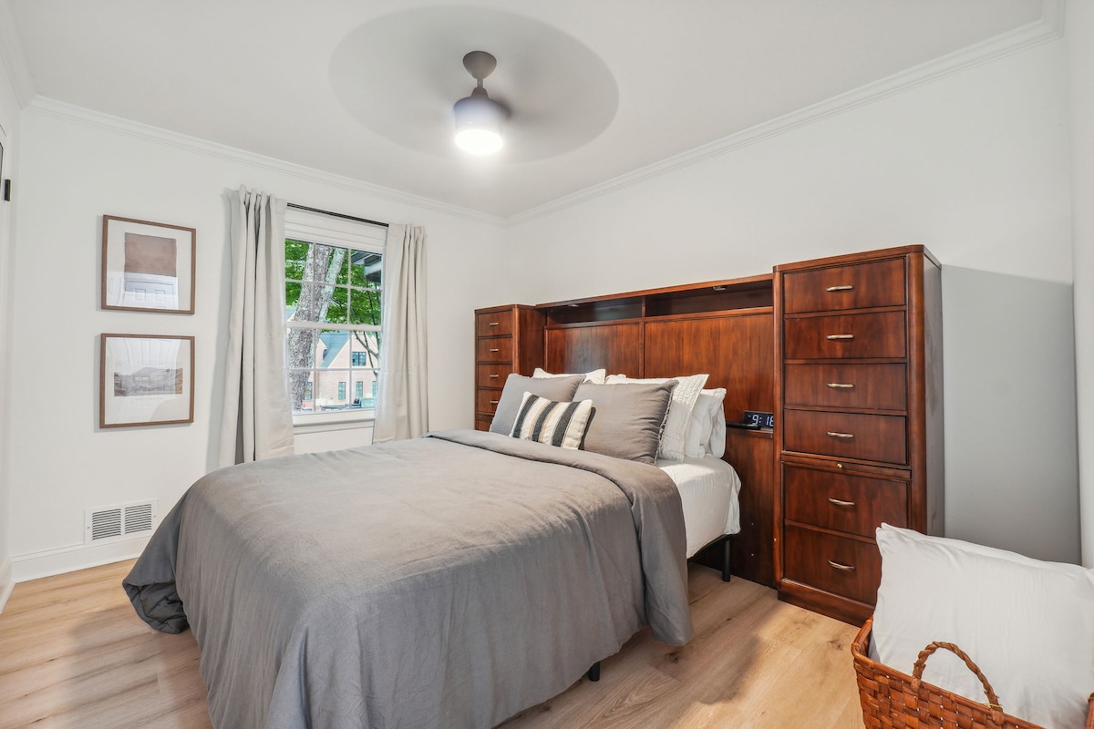 سرير أساسي قابل للتعديل مع مرتبة سيرتا عالية الجودة ووسائد مريحة. خزانة مع مساحة لتعليق الملابس وأدراج خزانة.