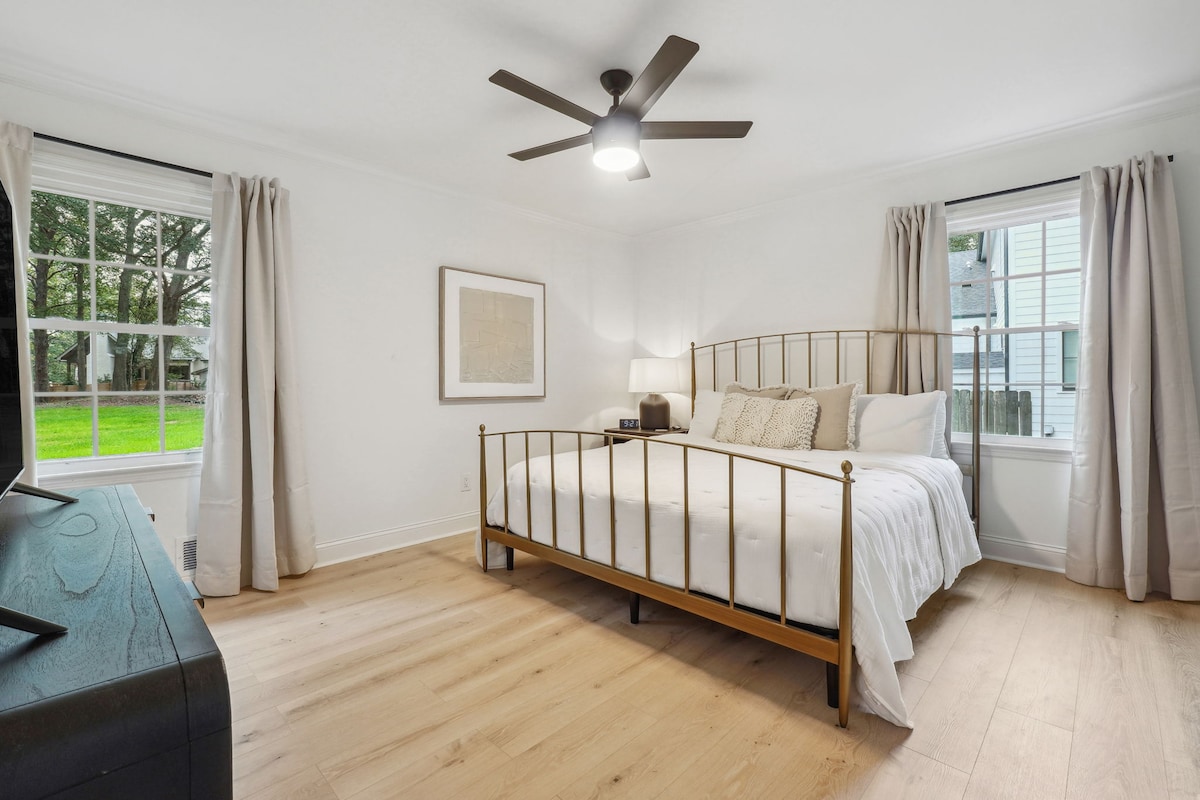 سرير أساسي قابل للتعديل مجهز بملاءات فاخرة من ماركة كوينس ومرتبة سيرتا عالية الجودة. تتوفر وسائد مريحة وبطانيات إضافية. يحتوي السرير الآن على طاولتين جانبيتين.